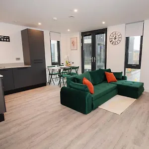 https://deluxe-2-bed-flat-with-gym-sleeps-6.yorkshirehotels.net