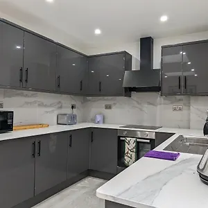 https://modern-double-room-with-private-bath-free-parking.yorkshirehotels.net